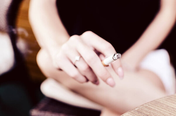 женщина курит сигарету
