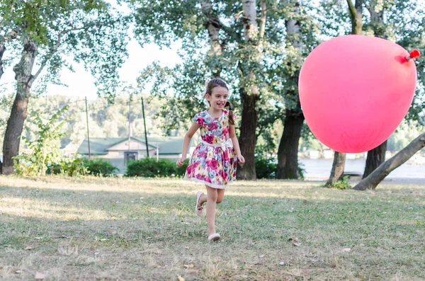 Hermosa Niña Jugar Con Gran Globo Rosa Naturaleza — Foto de Stock