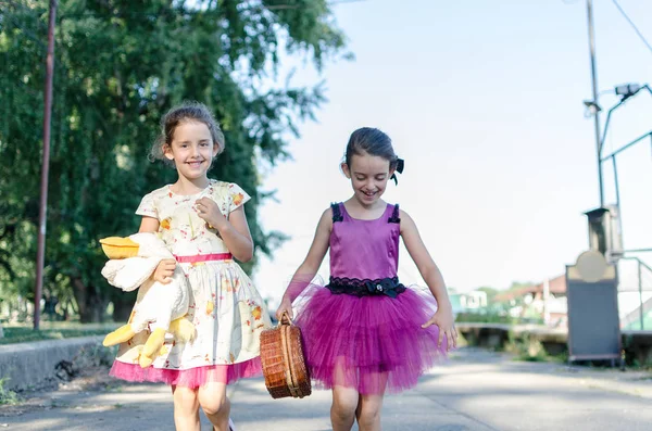 Retrato Dos Chicas Gemelas Dulces Corriendo Por Carretera Con Juguetes —  Fotos de Stock