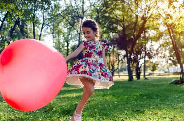 Vacker Liten Flicka Spela Med Stora Rosa Ballong Naturen — Stockfoto