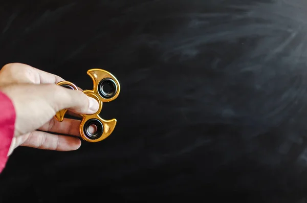 Hand hält Spinner — Stockfoto