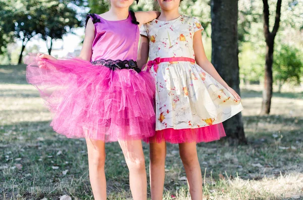 Két Kislány Mint Egy Princes Gazdaság Bemutatja Glamour Ruhák — Stock Fotó