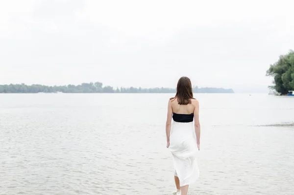Nehrin üzerinde yürüyen üzüntü kadın — Stok fotoğraf