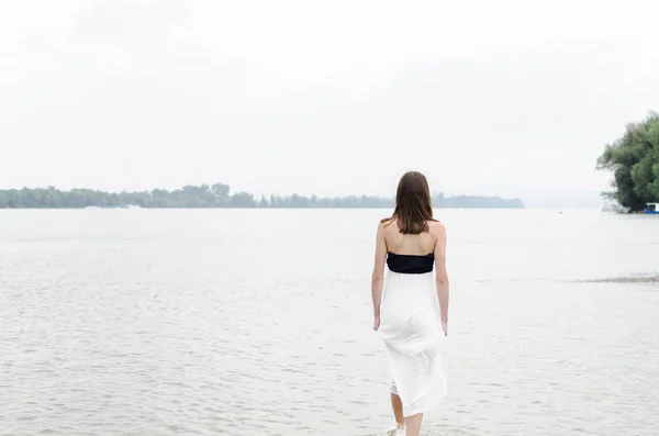 Traurigkeit Frau zu Fuß auf dem Fluss — Stockfoto