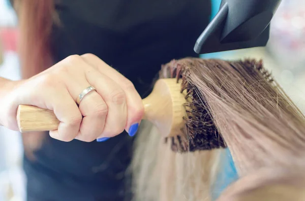 Secado de cabello femenino —  Fotos de Stock