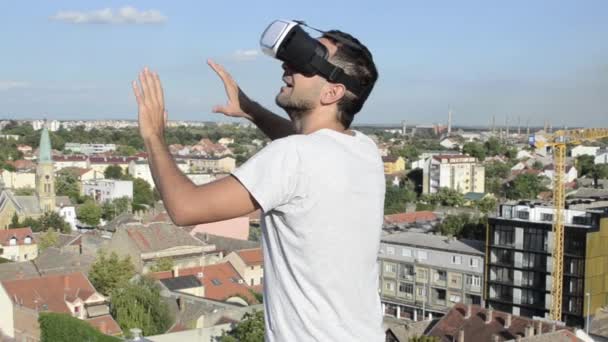 Крупный План Молодого Мужчины Белой Рубашке Использованием Гарнитур Virtual Reality — стоковое видео