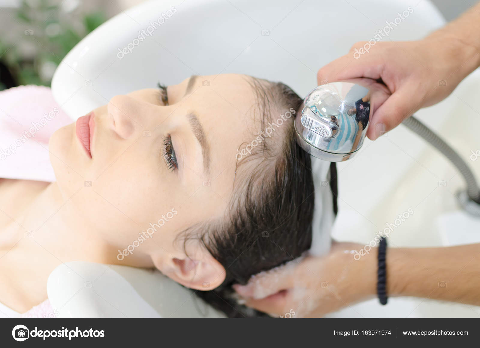 Friseur Spült Frau Haare Und Kopf Friseursalon Nach Balsam Für Friseur Spült Frau Haare Und Kopf Friseursalon Nach Balsam Für