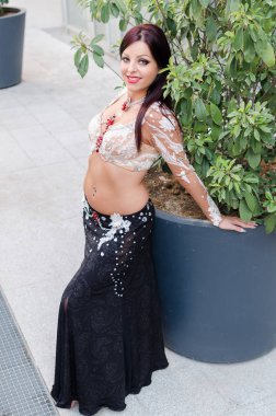 Poz ve gülümseyen dansöz