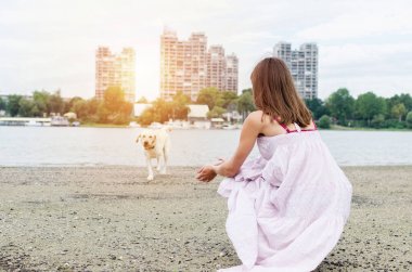 neşeli kız ve köpek sahilde doğa