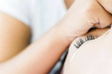 kirpik uzatma prosedürünün, beautican alttan görünümü el çalışma