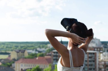 Sanal gerçeklik kulaklığı olan kadın.