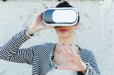 Sanal gerçeklik kulaklığı olan kadın.