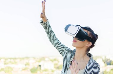 Sanal gerçeklik kulaklığı olan kadın.