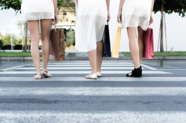 Renkli alışveriş torbaları kadınlarla