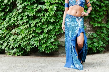 Yürüyüş ve mavi kostüm gösterilen dansöz