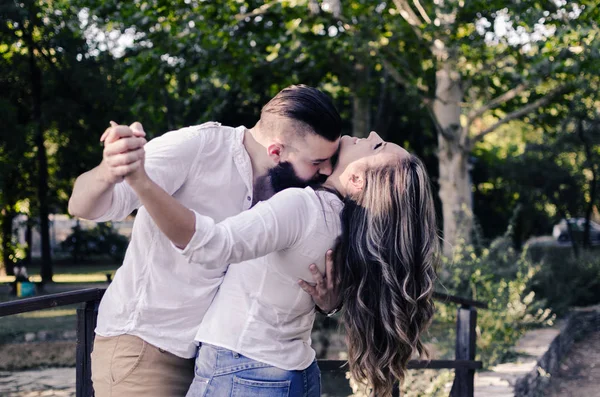 Stylish young couple in the park — Stock Photo, Image