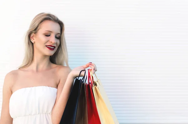 Mulher loira com sacos de compras — Fotografia de Stock