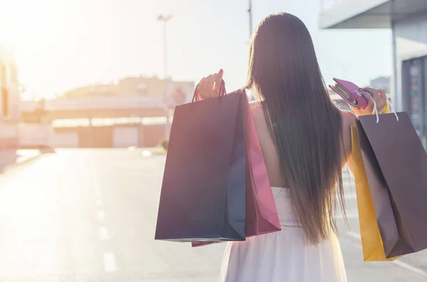 Frau mit Einkaufstüten — Stockfoto