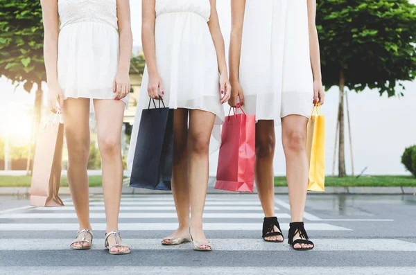 Hermanas o amigos en las compras con bolsas de colores —  Fotos de Stock