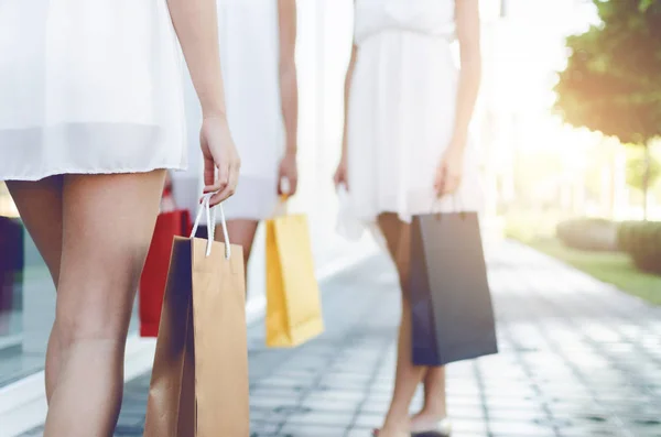Mulheres com sacos de compras coloridos — Fotografia de Stock