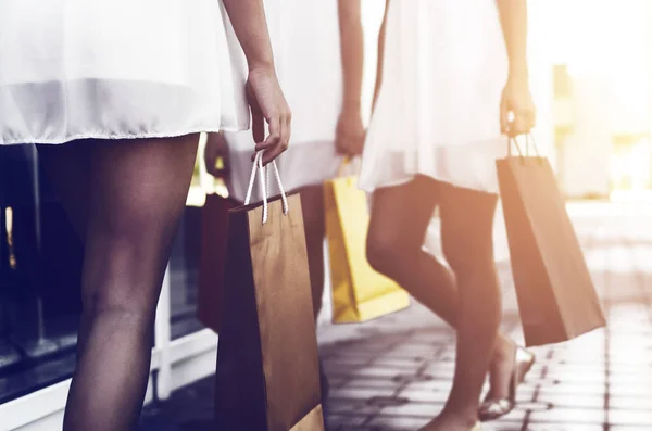 カラフルなショッピング バッグを持つ女性 — ストック写真