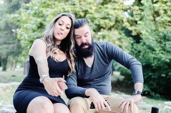 Elegante pareja joven en el parque —  Fotos de Stock