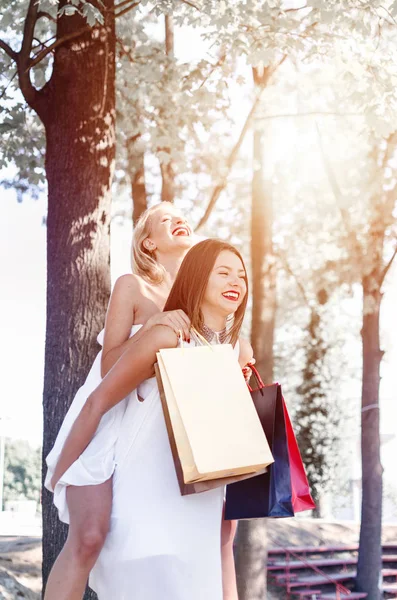 Dos Mujeres Felices Vestido Blanco Con Bolsas Compras Parque Verde —  Fotos de Stock