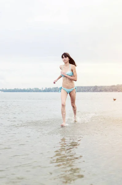 Femmina in forma sottile hanno un allenamento in natura — Foto Stock