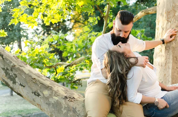 Casamento feliz casal no parque — Fotografia de Stock