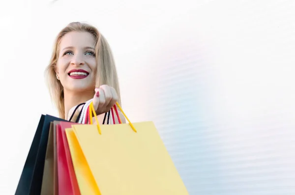 Blonde Frau mit Einkaufstaschen — Stockfoto