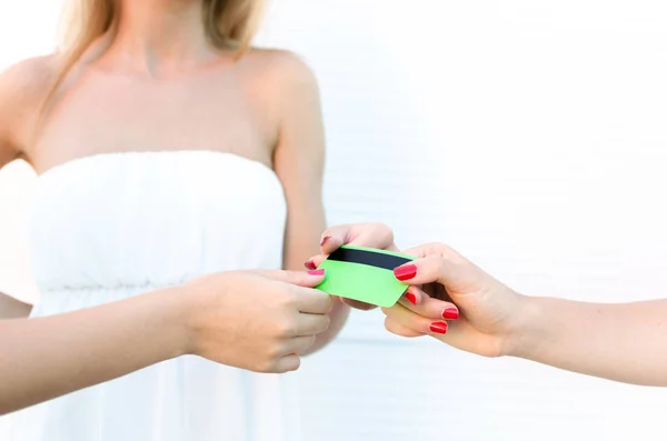 Weibliche Hände Mit Kreditkarte Zum Bezahlen Einkaufen Mit Karte — Stockfoto