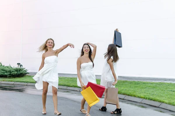 Mujeres jóvenes con bolsas de compras — Foto de Stock