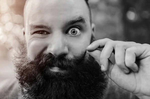 Смешной и крутой хипстер с большой бородой и усами — стоковое фото