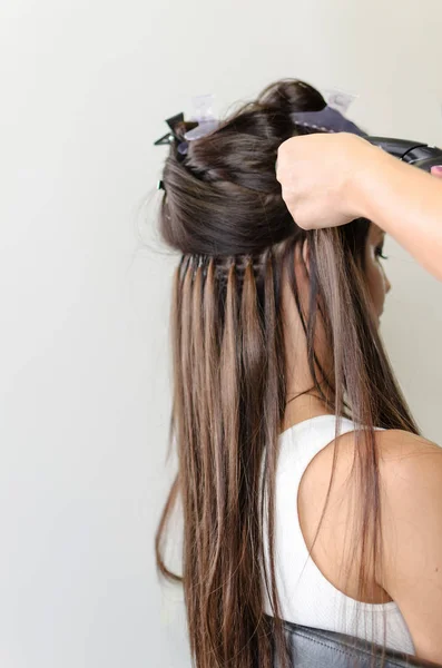 Boční pohled na prodlužování vlasů — Stock fotografie