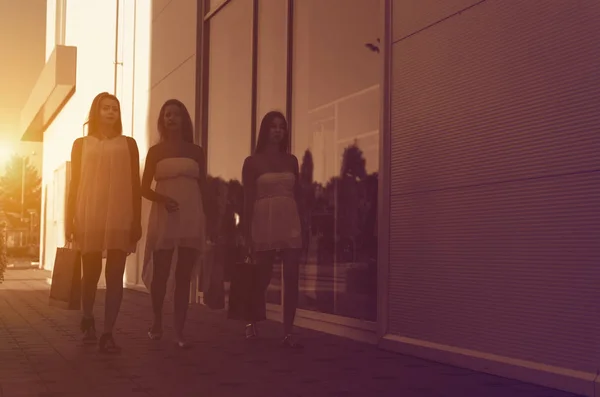 Закат Съемки Трех Молодых Леди Идущих Большой Торговый Центр Открытом — стоковое фото