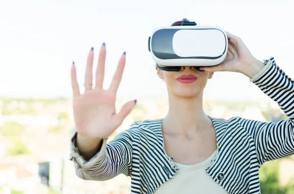 Sanal gerçeklik kulaklığı olan kadın.