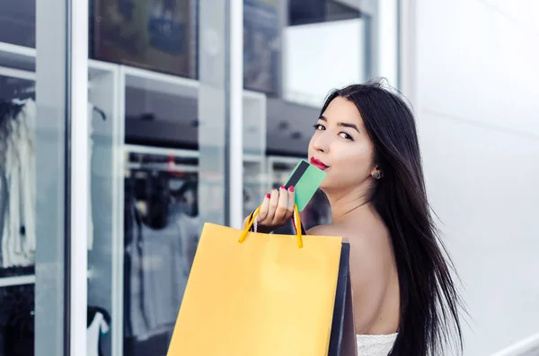 Sexy Frau Vor Dem Schaufenster Mit Kredit Oder Bankkarte Beim — Stockfoto