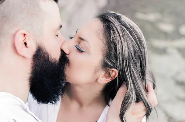 Lyckliga härliga paret röra och kysser varandra — Stockfoto