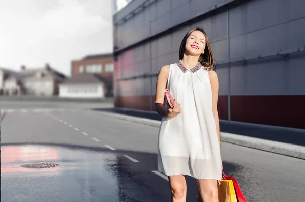 Chica morena con bolsas de compras — Foto de Stock