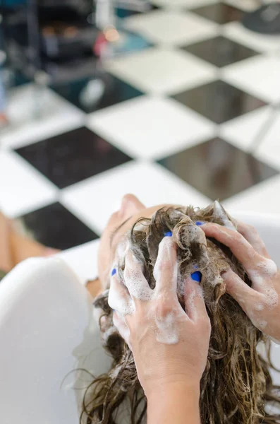 Mytí vlasů v salonu — Stock fotografie