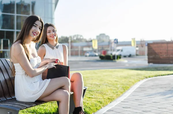 Dos Hermosas Mujeres Sentadas Banco Disfrutando Las Compras — Foto de Stock