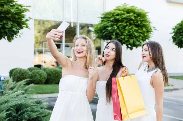 Drei glückliche Frauen beim Einkaufen — Stockfoto