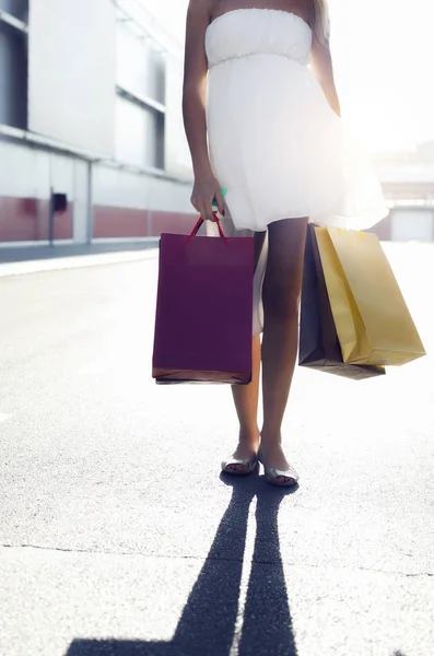 Mulher com sacos de compras — Fotografia de Stock