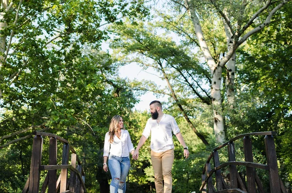 Elegante giovane coppia nel parco — Foto Stock