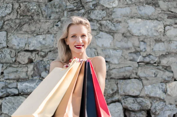 Mujer rubia con bolsas de compras — Foto de Stock