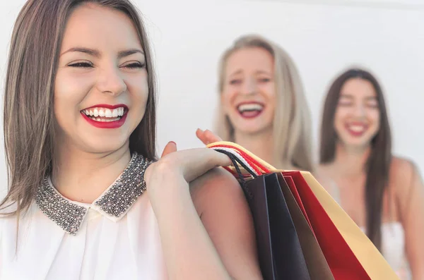 Junge Frauen mit Einkaufstüten — Stockfoto