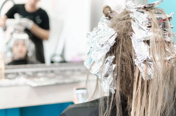 Blanqueamiento del cabello en la lámina — Foto de Stock