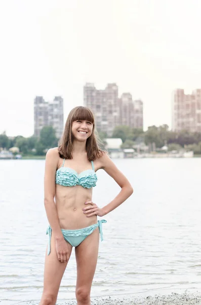 Primo Piano Giovane Femmina Costume Bagno Blu Sulla Costa Del — Foto Stock