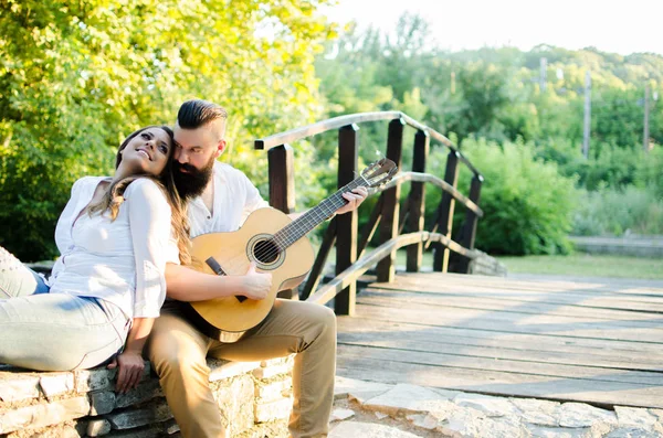 Feliz casal desfrutando no momento com guitarra — Fotografia de Stock