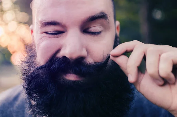 Hipster com barba grande e bigode fazendo cara engraçada e legal — Fotografia de Stock